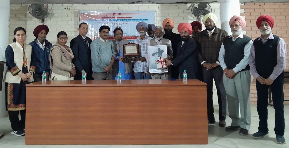 ਤਰਕਸ਼ੀਲ ਆਗੂ ਸਨਮਾਨ ਪ੍ਰਾਪਤ ਕਰਦੇ ਕਰਦੇ ਹੋਏ